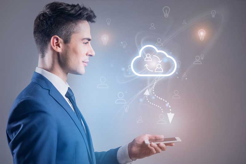 Hombre de empresa pensando ideas en la Nube.
