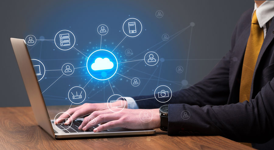 trabajador usando almacenamiento la nube desde su portátil