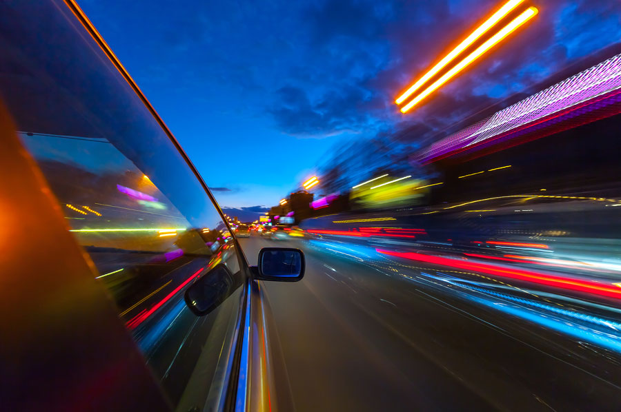 Ilustración velocidad coche por la noche.
