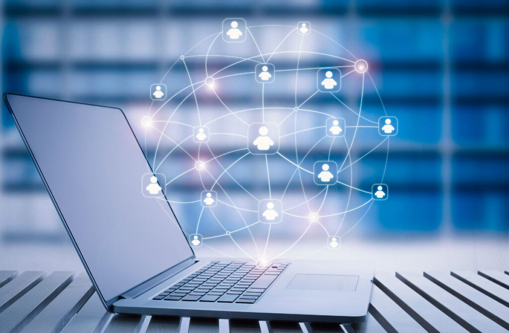 Ilustración intranet con usuarios conectados sobre un laptop